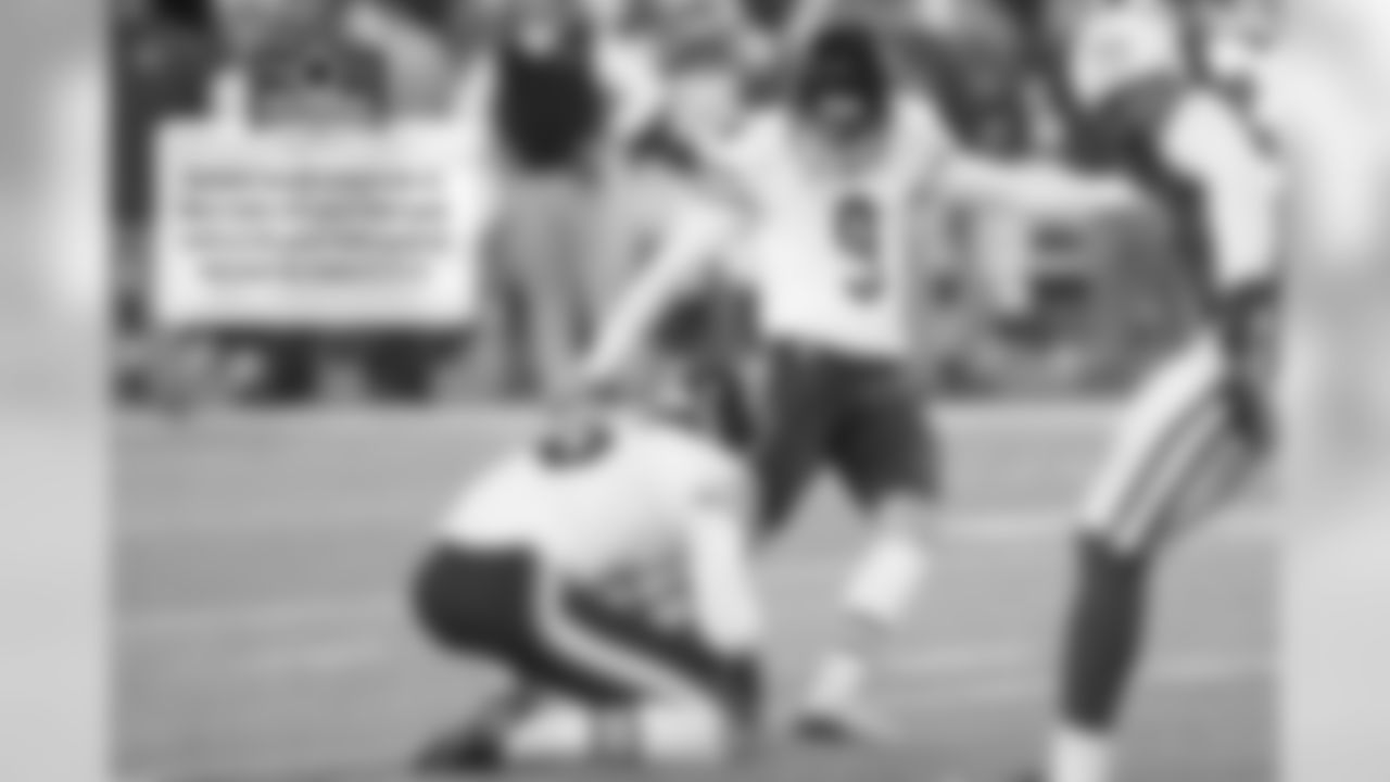 Robbie Gould responds to Nick Folk's 43-yard field goal with a 24-yard field goal of his own to make it 17-3.