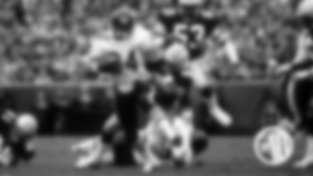 (5) Leading the Bears to a key win over the Packers
Walter Payton rushed for 192 yards and one TD on 28 carries to lead the Bears to a 16-10 win in Green Bay in 1985 in a bruising game that featured multiple cheap shots.