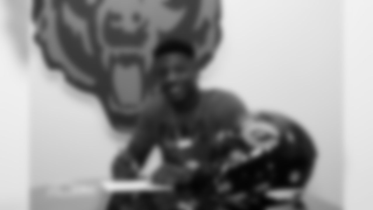 WR Anthony Miller signs his contract.