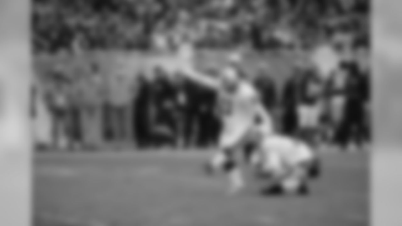 Oakland Raiders kicker Sebastian Janikowski kicks a field goal