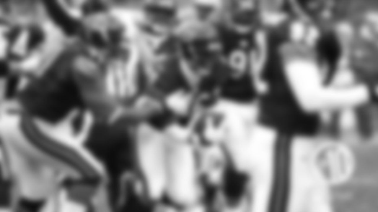 (8) Alex Brown
Dec. 23, 2007 vs. Packers
The defensive end dropped back into pass coverage and intercepted a short Brett Favre pass over the middle in a 35-7 win over the rival Packers at Soldier Field. It was one of Brown's five interceptions in eight seasons with the Bears from 2002-09.