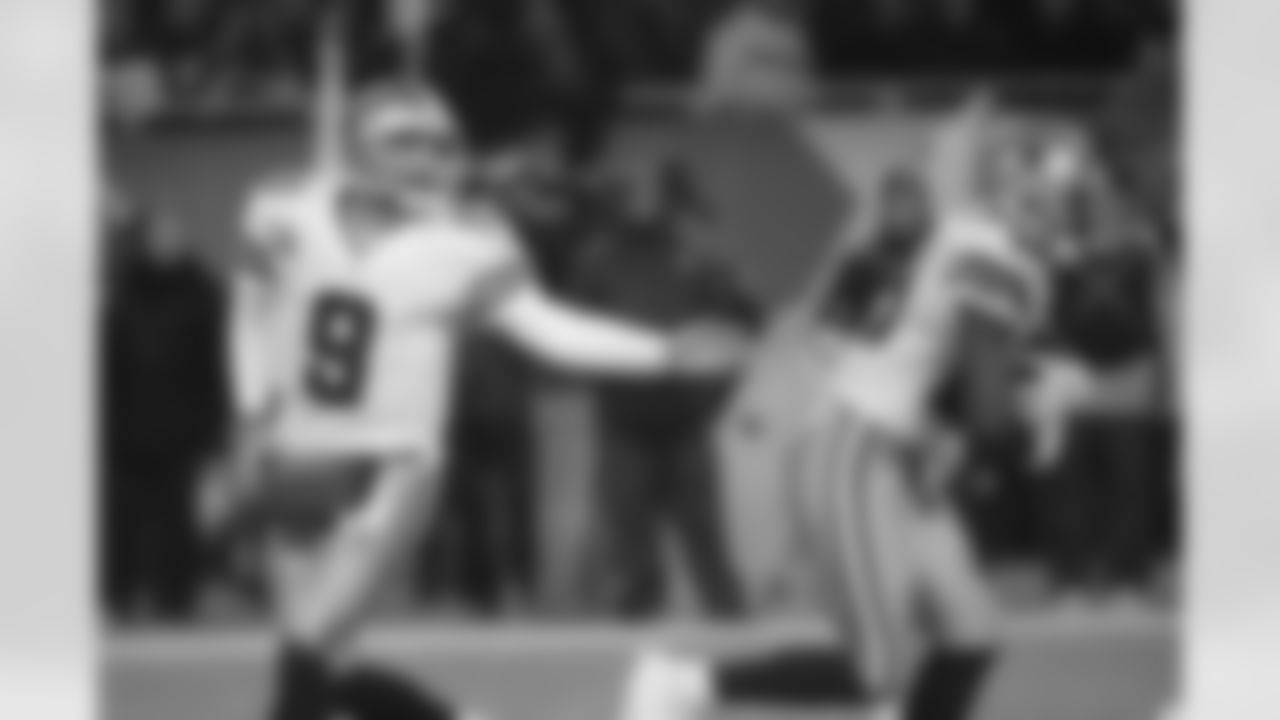 Cowboys QB Tony Romo hands off to Cowboys RB Lance Dunbar
