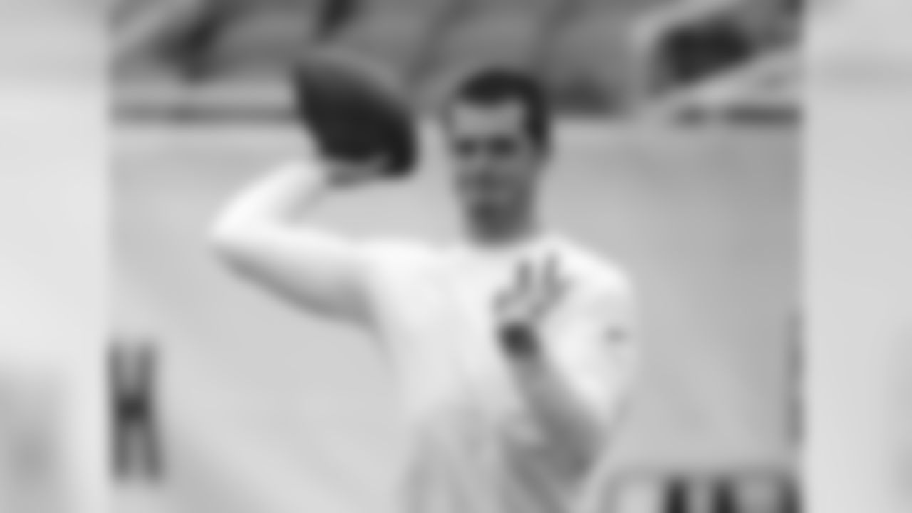Oakland Raiders quarterback Derek Carr warms up