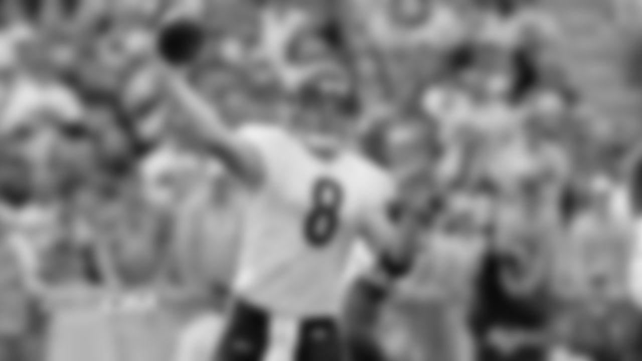 QB Rex Grossman - September 2006
64.89 completion percentage, 100.9 QBR, 829 yards, 6 touchdowns