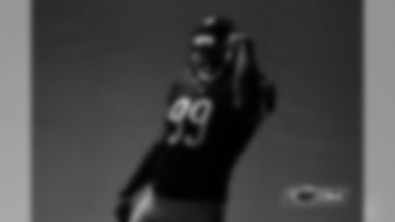 DE Lamarr Houston gives a preview of his celebration.