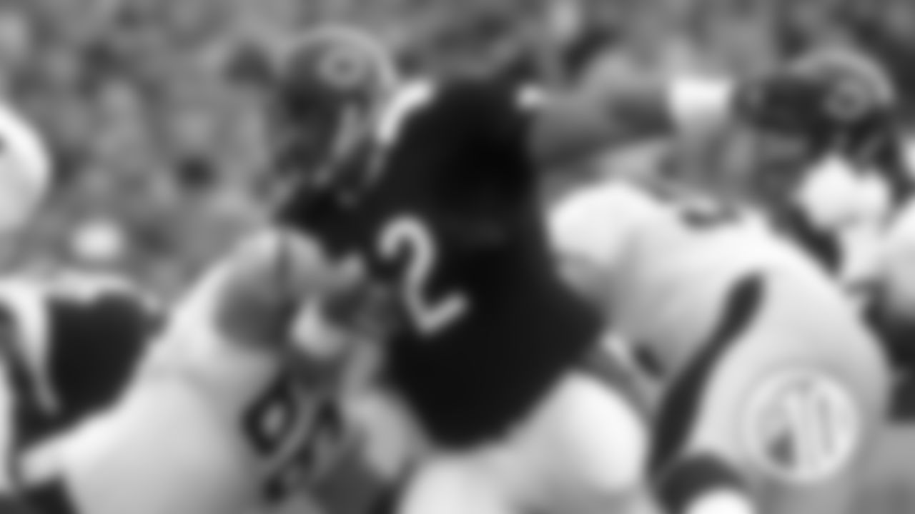(7) William Perry
With his gap-toothed grin and playful personality, the Fridge became an overnight sensation after being utilized as a short-yardage back in a 1985 Monday night win over the Packers.