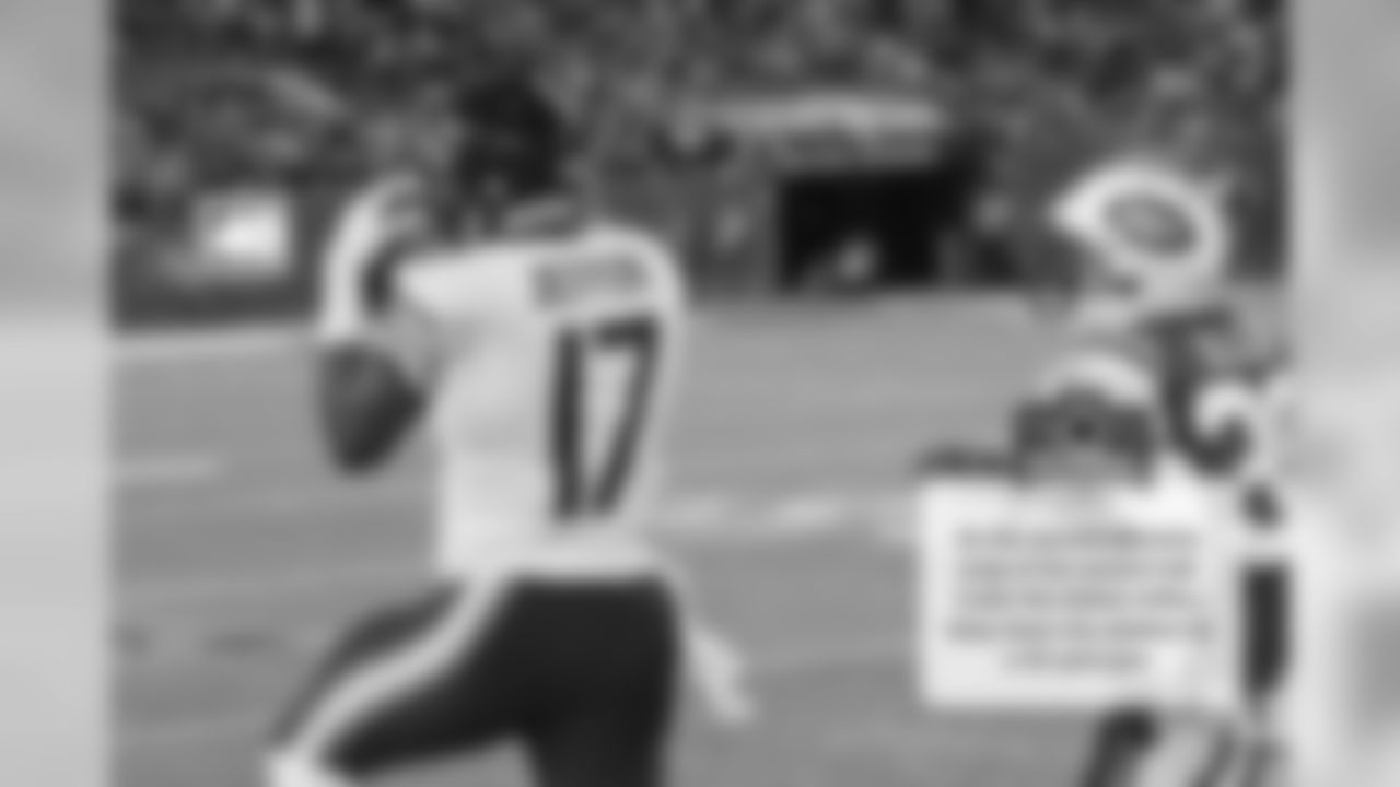 On the second offensive snap of the second half, Cutler hits Alshon Jeffery deep down the sideline for a 42-yard gain.