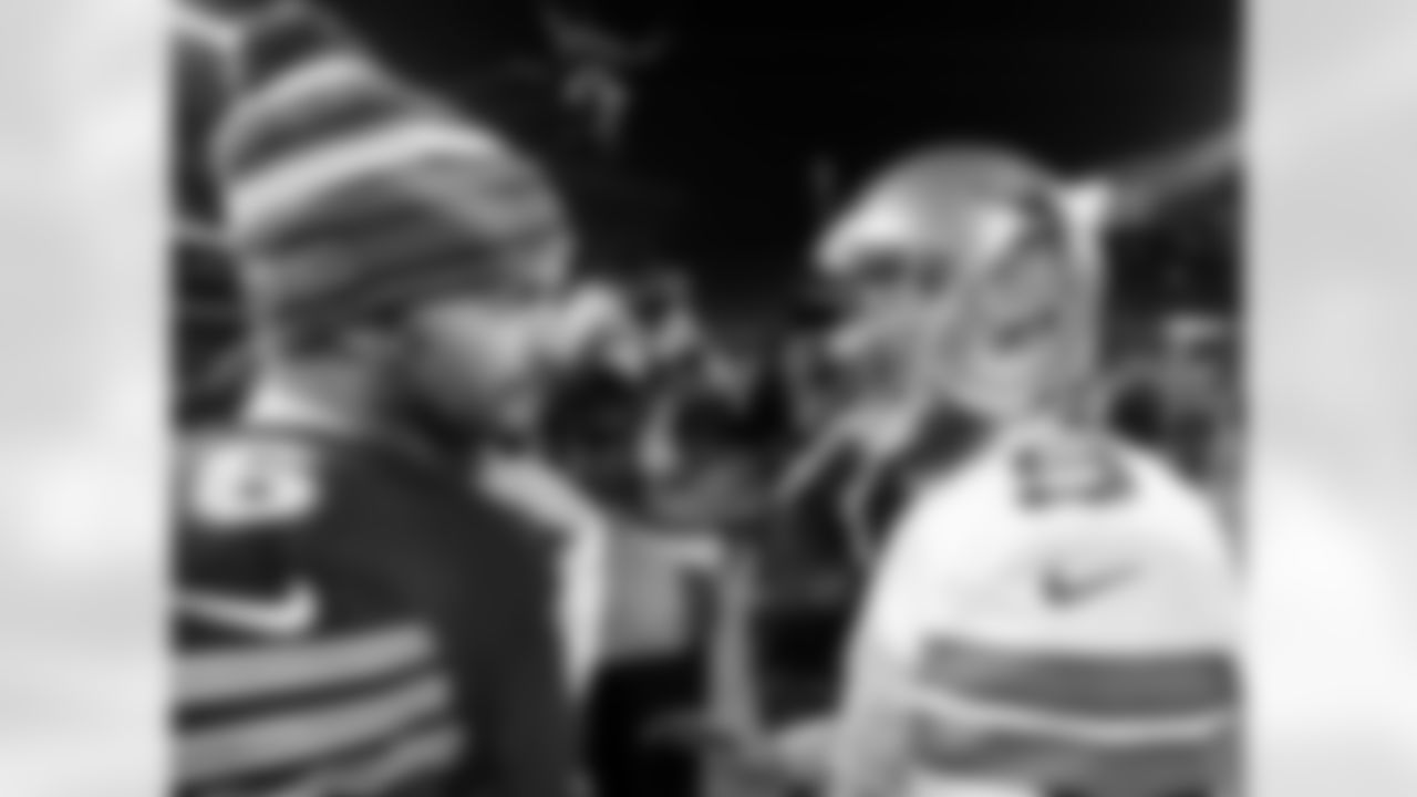 Bears QB Jay Cutler speaks with Cowboys QB Tony Romo following the game