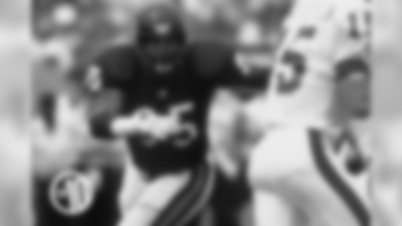 7. Richard Dent
Combining a blistering fast first step with pure power, Dent was an explosive pass rusher who helped lead the Bears to a Super Bowl title while becoming their all-time leading sacker.