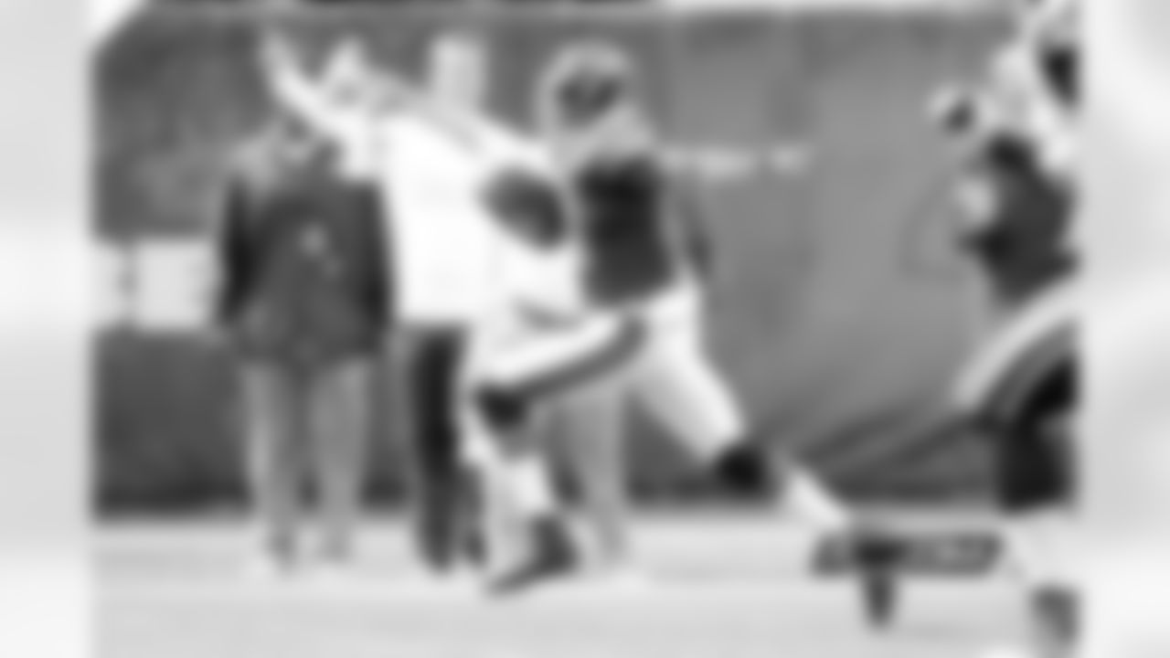 21 Major Wright races downfield for the touchdown after interceptng Rams QB Sam Bradford for a 42-yard return.