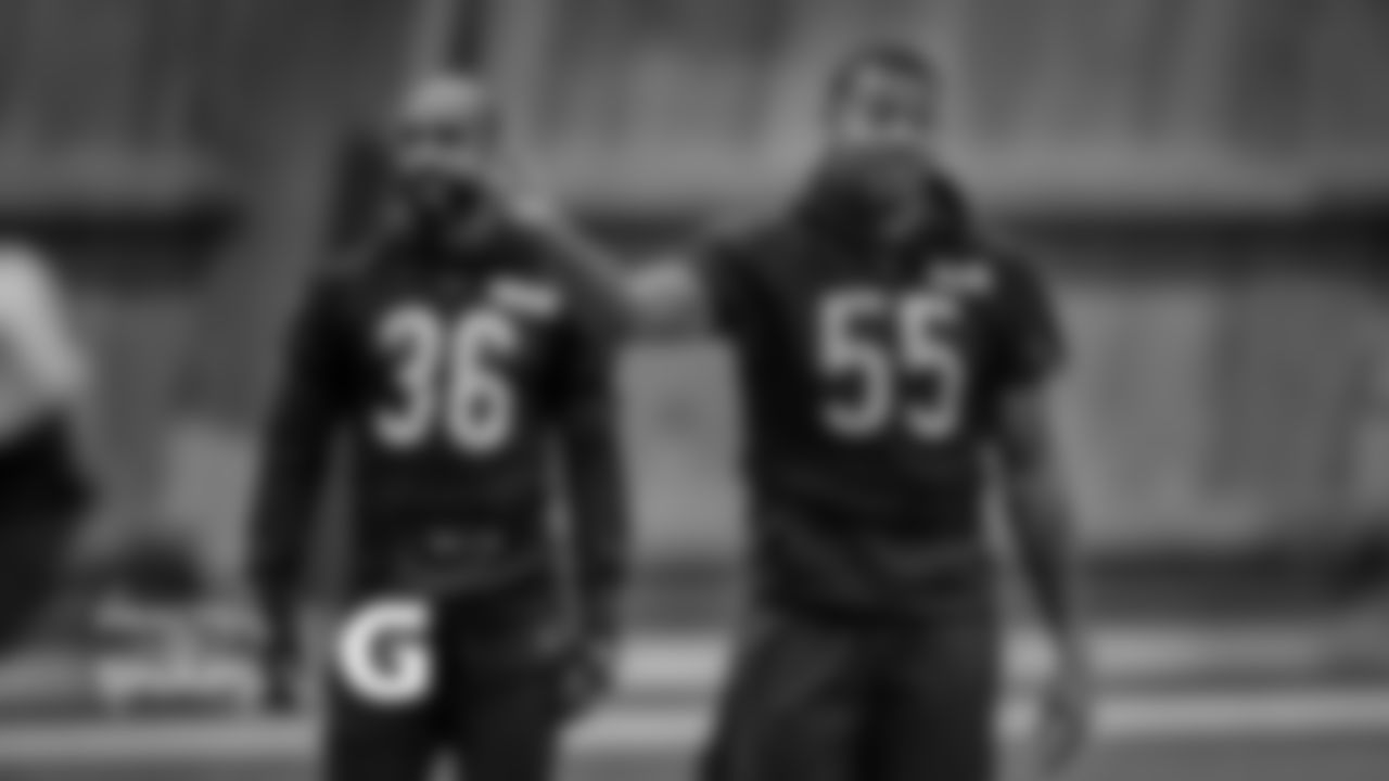 LB Josh Woods