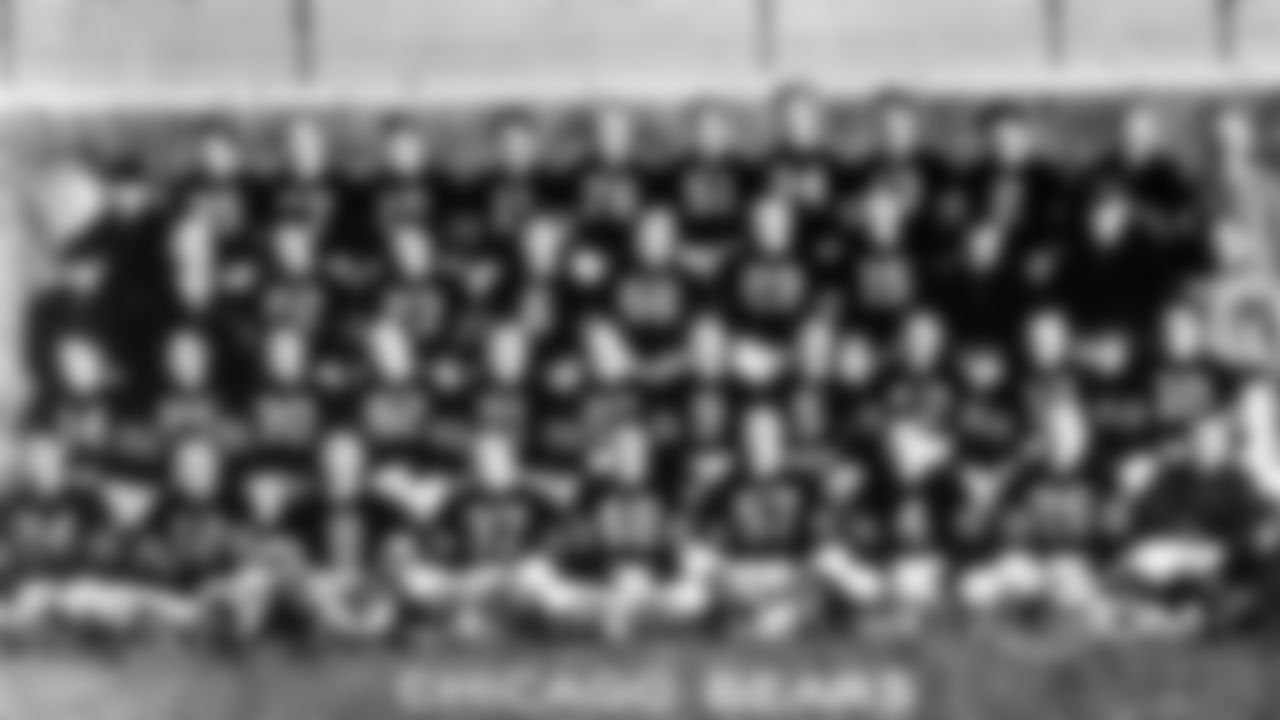 1941
2. Famiglietti 4. Clarke 5. McAfee 6. Siegal 8. Gallarneau 9. Osmanski 10. Manders 11. Maniaci 12. Lahar 13. Stydahar 14. Plasman 15. Matuza 16. Musso 17. Snyder 20. Nowaskey 21. Fortmann 22. Standlee 23. Forte 24. Hughes 25. Nolting 26. Baisi 27. Mihal 29. Kolman 30. Wilson 34. Federovich 35. Artoe 37. Bussey 42. Luckman 48. Swisher 51. Kavanaugh 57. McLean 66. Turner 76. Pool 82. Bray George Halas - Head Coach