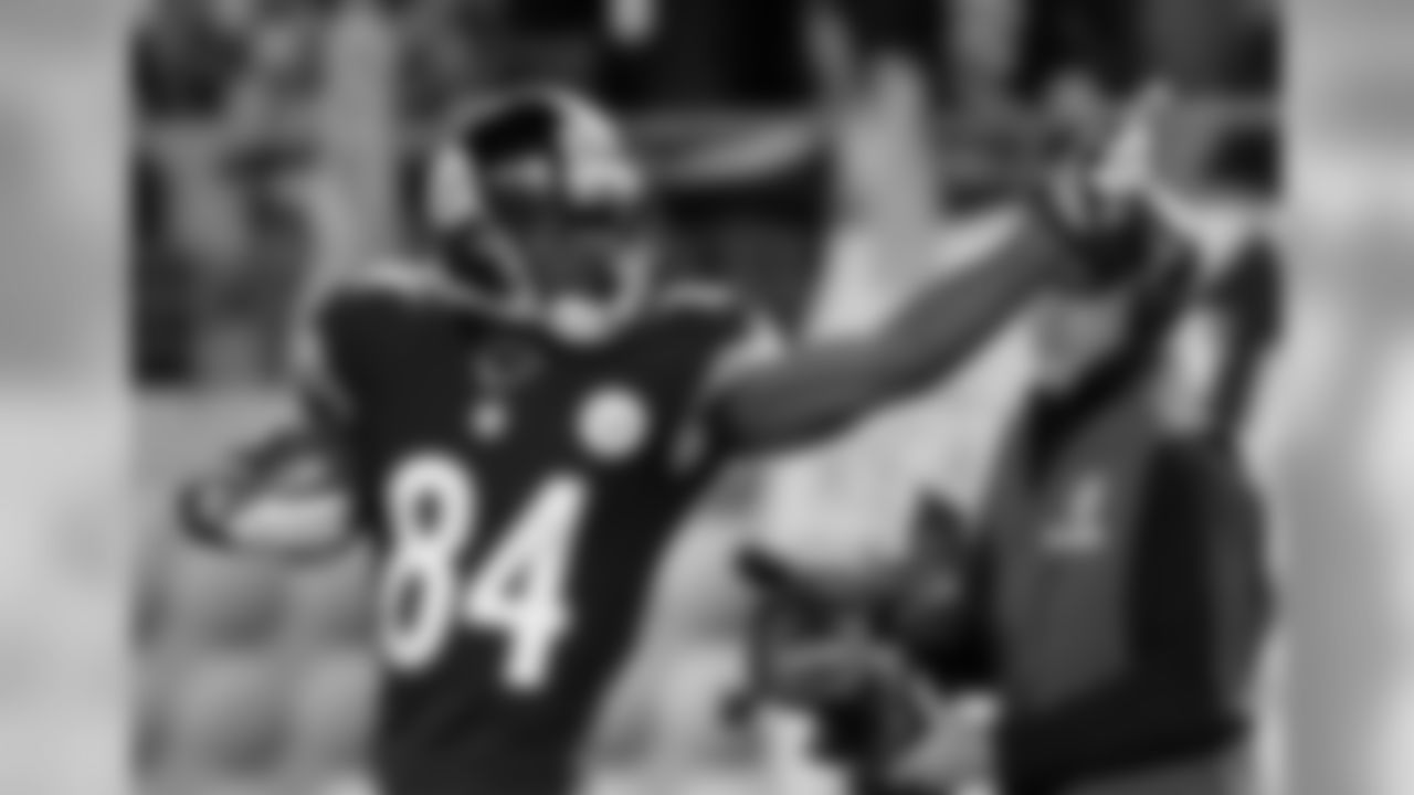 Pittsburgh Steelers wide receiver Antonio Brown (84) celebrates making a touchdown catch in the third quarter of an NFL football game against the Chicago Bears on Sunday, Sept. 22, 2013, in Pittsburgh. (AP Photo/Don Wright)