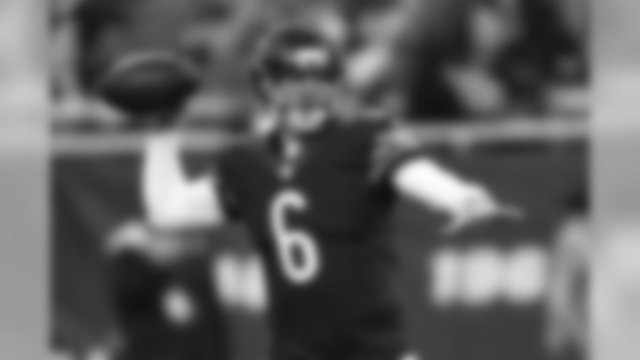 Chicago Bears quarterback Jay Cutler (6) passes during the first half of an NFL preseason football game against the Jacksonville Jaguars in Chicago, Thursday, Aug. 14, 2014. (AP Photo/Andrew Nelles)