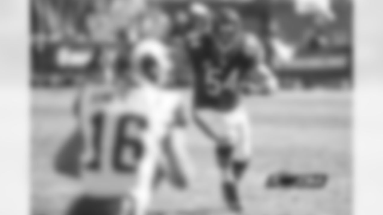 Bears MLB Brian Urlacher sets his sights on Rams WR Danny Amendola during the third quarter.