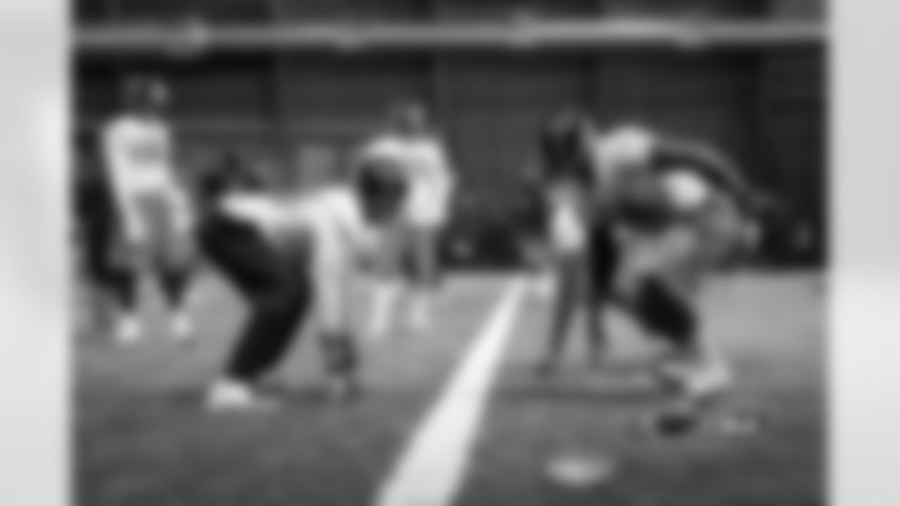 DE Jared Allen lines up against DE Cornelius Washington