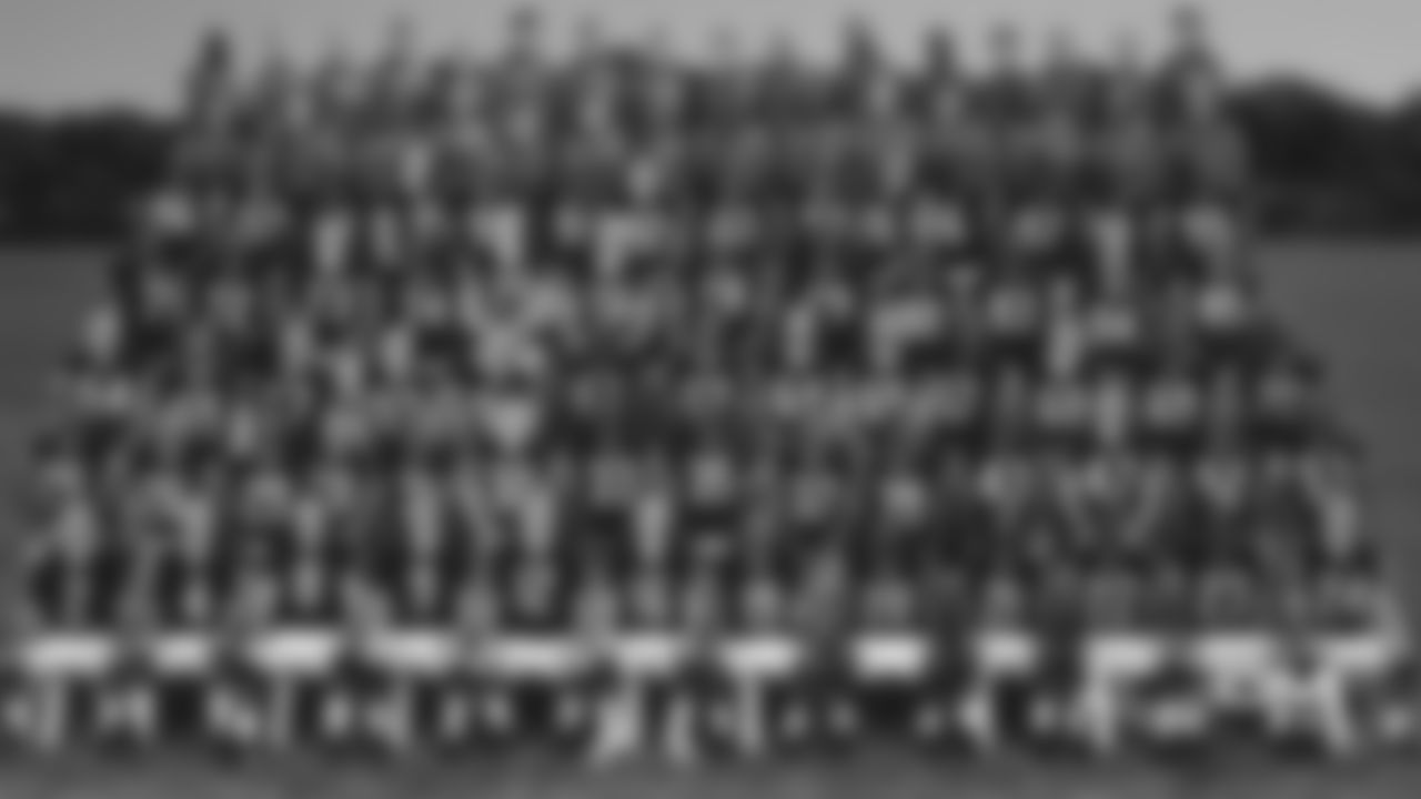 2004
2. Edinger 4. Maynard 8. Grossman 9. Hutchinson 12. Quinn 16. Krenzel 19. Ford 20. Jones 21. McQuarters 22. Marshall 23. Azumah 24. Worrell 25. Gray 26. McMillon 29. Peterson 30. Brown 31. Vasher 32. Johnson 33. Tillman 35. Thomas 37. McKie 39. Russell 43. Green 47. Johnson 52. Reese 53. Jenkins 54. Urlacher 55. Briggs 57. Kreutz 58. Cain 59. Odom 60. Metcalf 63. Washburn 64. Tucker 65. Mannelly 67. Campbell 68. Anderson 69. Gandy 70. Boone 71. Idonije 72. Mitchell 73. Droege 74. Brown 75. Colombo 76. Tait 78. Gibson 79. Edwards 80. Berrian 83. Terrell 84. Wade 85. Gilmore 86. Pinkard 87. Gage 88. Clark 89. Lyman 90. Dorsey 91. Harris 92. Hillenmeyer 93. Ogunleye 94. Kashama 95. Scott 96. Brown 97. Haynes 98. Pierson 99. Johnson Lovie Smith - Head Coach