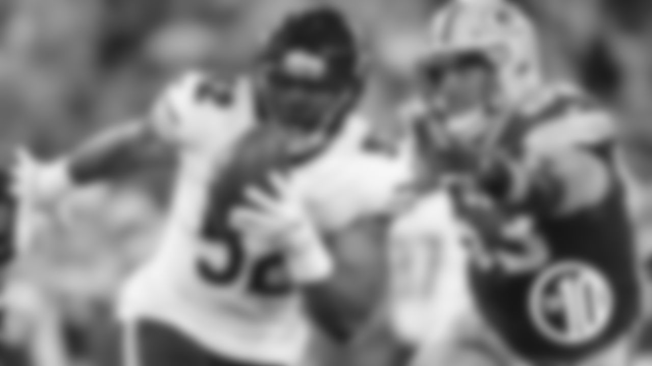 (8) Mack makes immediate impact
In his first half of play as a member of the Bears, Khalil Mack became the first player in NFL history to record an interception, touchdown, sack, forced fumble and fumble recovery in one half on Sept. 9, 2018 against the Packers at Lambeau Field.