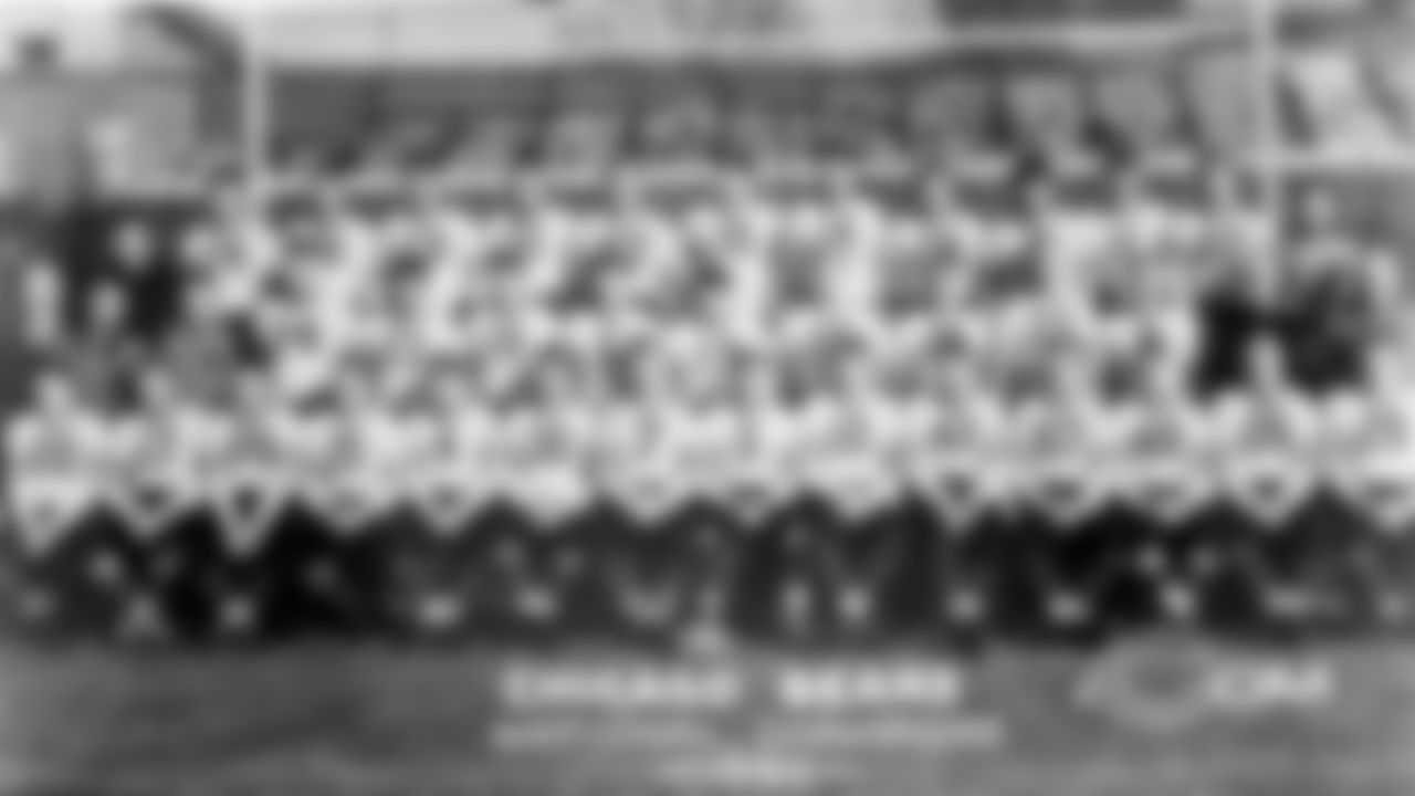 1940
2. Famiglietti 4. Clarke 5. McAfee 6. Siegal 7. Manske 9. Osmanski 10. Manders 11. Maniaci 13. Stydahar 14. Plasman 16. Musso 17. Snyder 19. Martinovich 20. Nowaskey 21. Fortman 22. Sherman 23. Forte 24. Bausch 25. Nolting 26. Baisi 27. Mihal 28. Chesney 29. Kolman 30. Wilson 33. Masterson 34. Torrance 35. Artoe 42. Luckman 48. Swisher 51. Kavanaugh 57. Mclean 66. Turner 76. Pool 82. Bray George Halas - Head Coach
