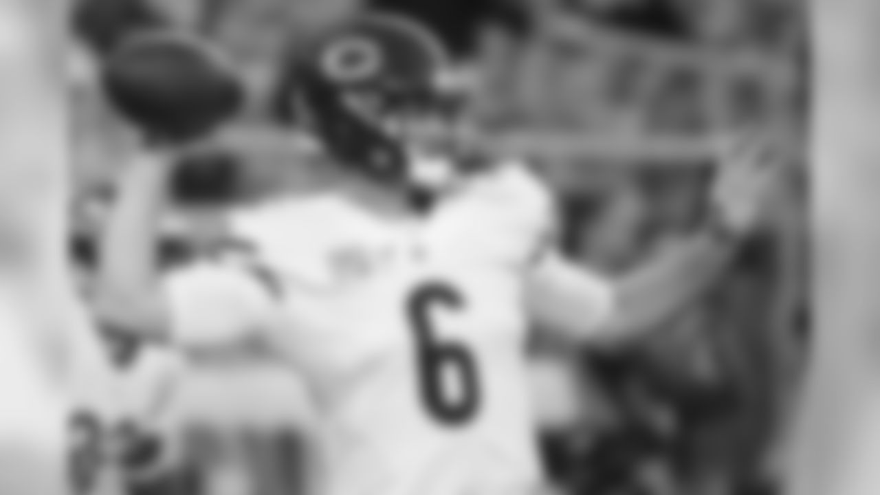 Chicago Bears quarterback Jay Cutler warms up
