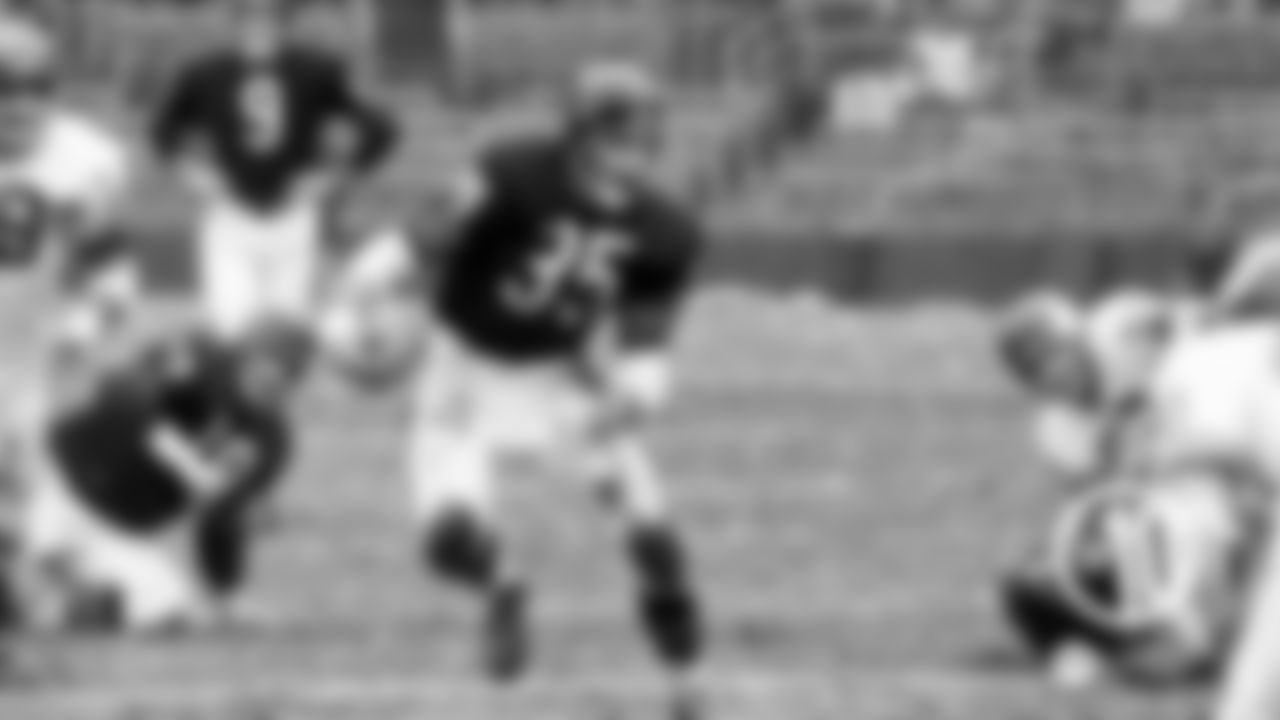2. Rick Casares, fullback
Casares was voted to the Pro Bowl in each of his first five years with the Bears from 1955-59 and left the team following 10 seasons as the franchise's all-time leading rusher with 5,657 yards. (He has since dropped to fourth.) Casares spent his final NFL campaign with the Dolphins in 1966, appearing in six games with two starts.