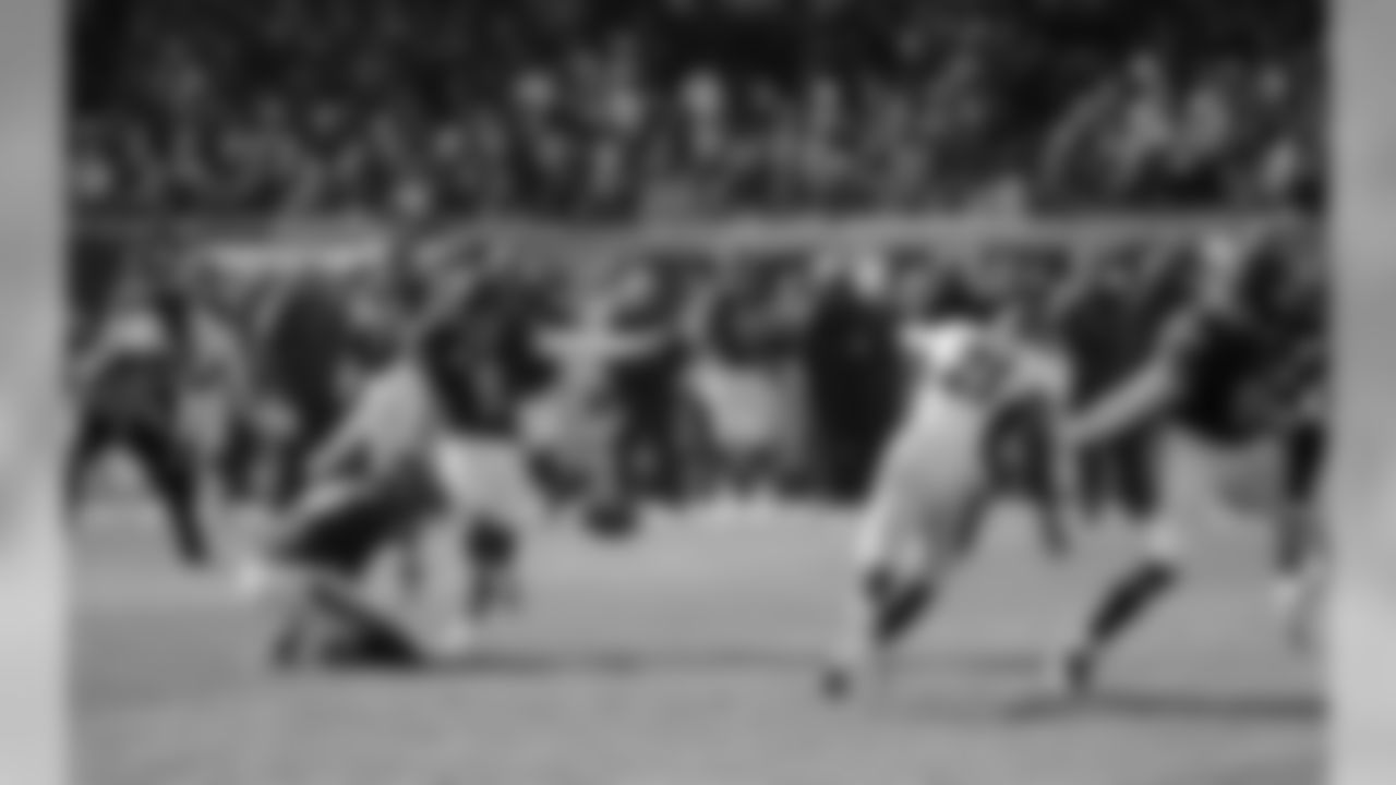 Chicago Bears kicker Robbie Gould kicks a field goal