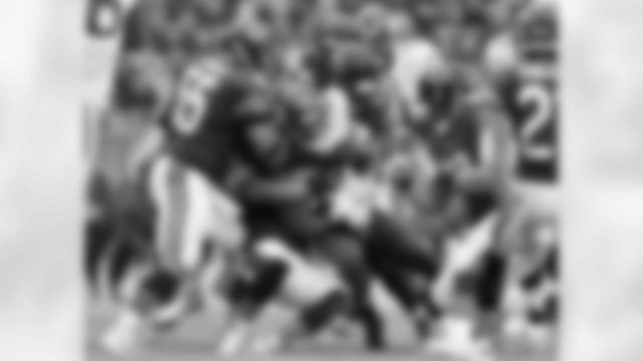 Minnesota Vikings WR Greg Jennings is tackled by Chicago Bears defenders.