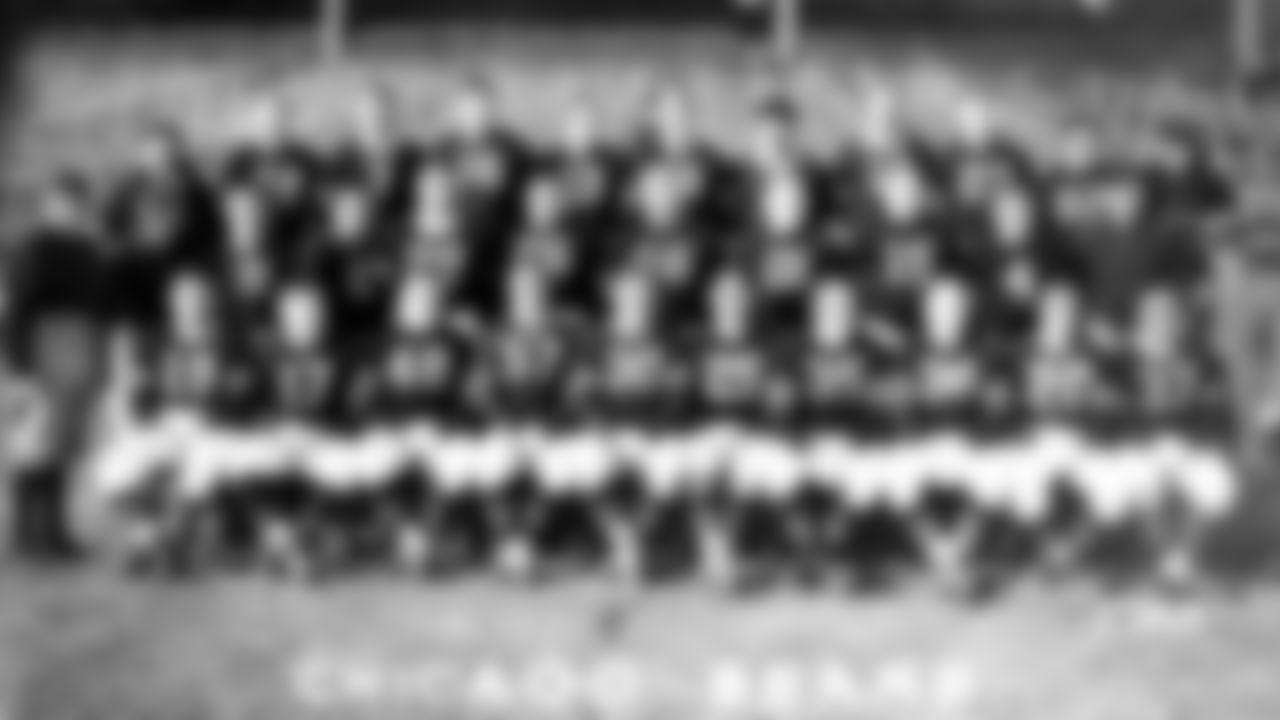 1943
2. Famiglietti 3. Nagurski 4. Clarke 8. Magnani 12. Benton 13. Snyder 15. Matuza 16. Musso 17. Gudauskas 19. Sigillo 20. Logan 21. Fortmann 23. Berry 25. Nolting 26. Hoptowit 29. McEnulty 30. Wilson 35. Steinkemper 36. Mundee 37. Masters 42. Luckman 46. Babartsky 48. Vodicka 57. McLean 66. Turner 76. Pool 82. Ippolito Hunk Anderson - Co-Head Coach, Luke Johnsos - Co-Head Coach