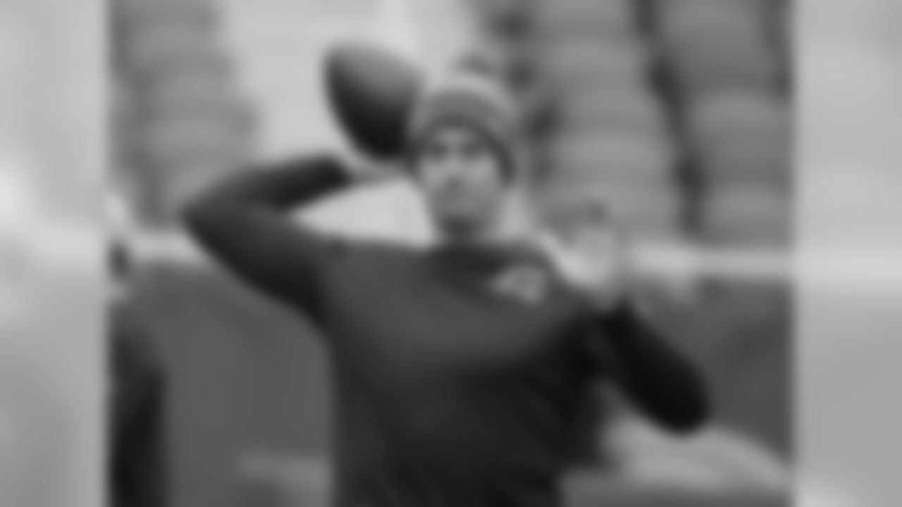 Chicago Bears quarterback Jay Cutler warms up