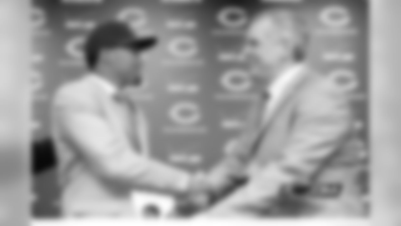 Fuller shakes hands with Bears General Manager Phil Emery.