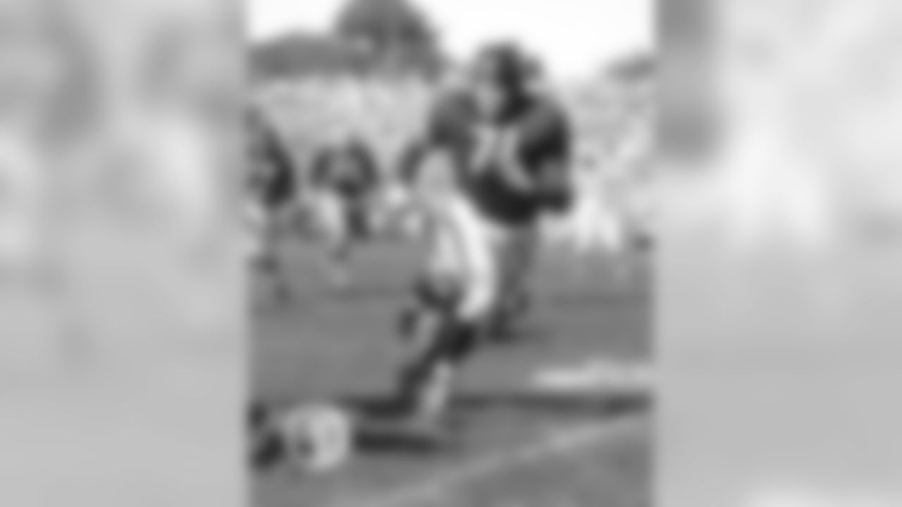 Connor was the first of the NFL's big, mobile outside linebackers. He was voted to the first four Pro Bowls from 1951-54 and inducted into the Hall of Fame in 1975.