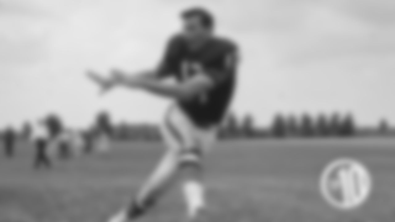 6. Richie Petitbon
Petitbon was selected to four Pro Bowls and was voted first-team All-Pro in 1963 when he helped lead the Bears to the NFL championship.