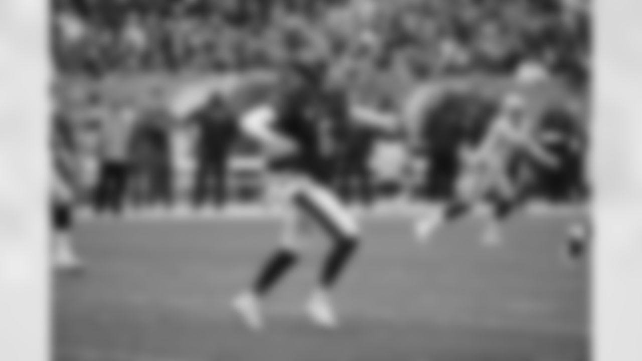 Chicago Bears quarterback Jay Cutler scrambles