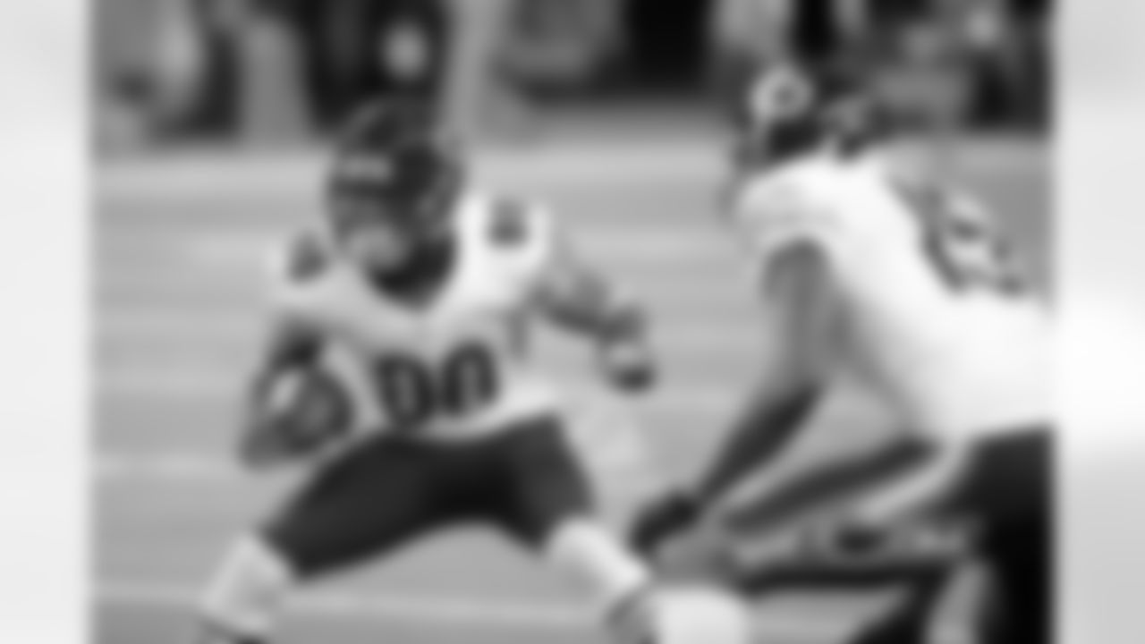 80 Earl Bennett picks up seven yards on third-and-13 to set up a Bears field goal attempt.