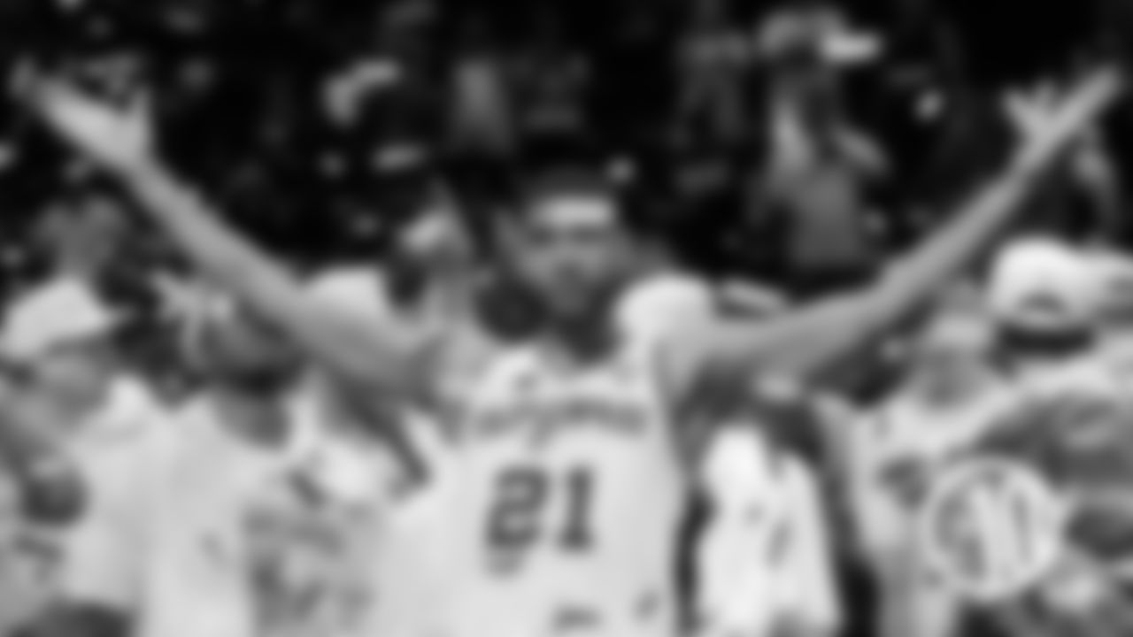 (7) Tim Duncan
The longtime NBA star has followed the Bears closely from afar. When a Bears playoff game went into overtime in 2006, Duncan made the San Antonio Spurs team flight wait to takeoff until the Bears game ended.