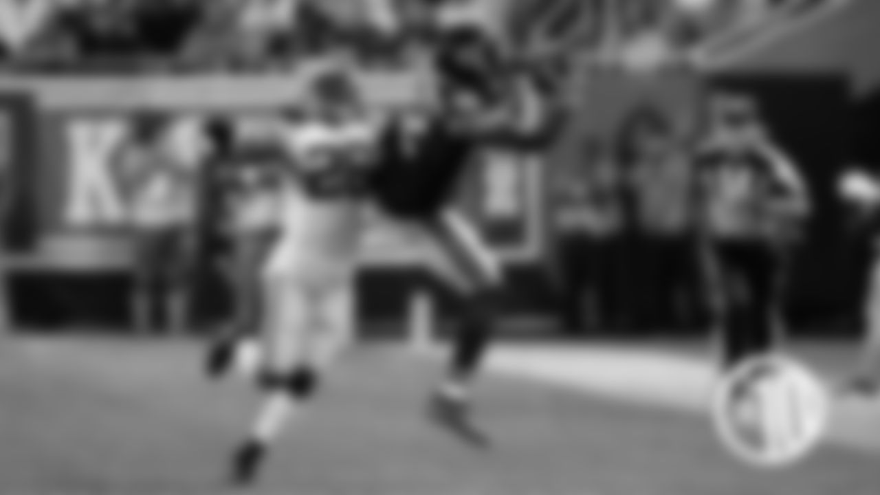 (6) Allen Robinson tiptoes along Packers sideline
Robinson made a 27-yard grab by reaching high to snare a Mitchell Trubisky pass and get both feet inbounds in the season opener against the Packers.
Watch Highlight