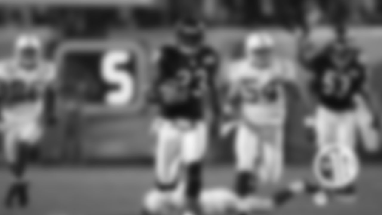 (1) Hester races into history books
Devin Hester became the first player in NFL history to return the opening kickoff of a Super Bowl for a touchdown Feb. 4, 2007 when he dashed 92 yards for a score in an eventual 29-17 loss to the Colts in Super Bowl XLI.