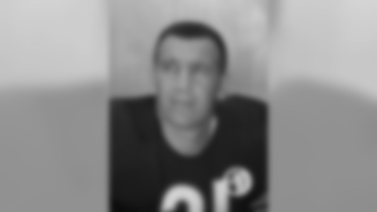 (5) Joe Fortunato, LB (seventh round in 1952)
Fortunato was voted to five Pro Bowls in 12 seasons with the Bears and was named to the NFL's All-Decade Team for the 1950s.