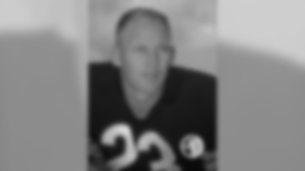 (3) Dave Whitsell, cornerback
A starter on the 1963 NFL title team, Whitsell never missed a game in six seasons with the Bears from 1961-66 and ranks sixth in team history with 26 interceptions.