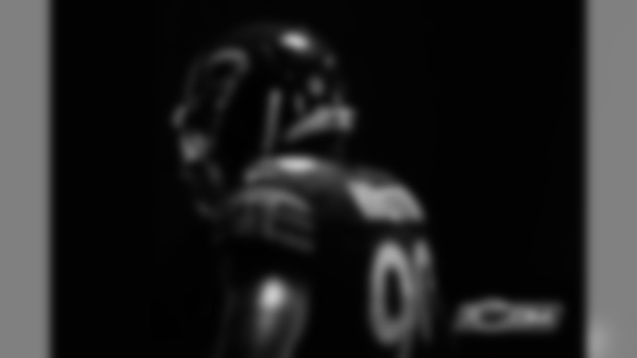 DE Lamarr Houston puts on the Bears uniform for the first time.