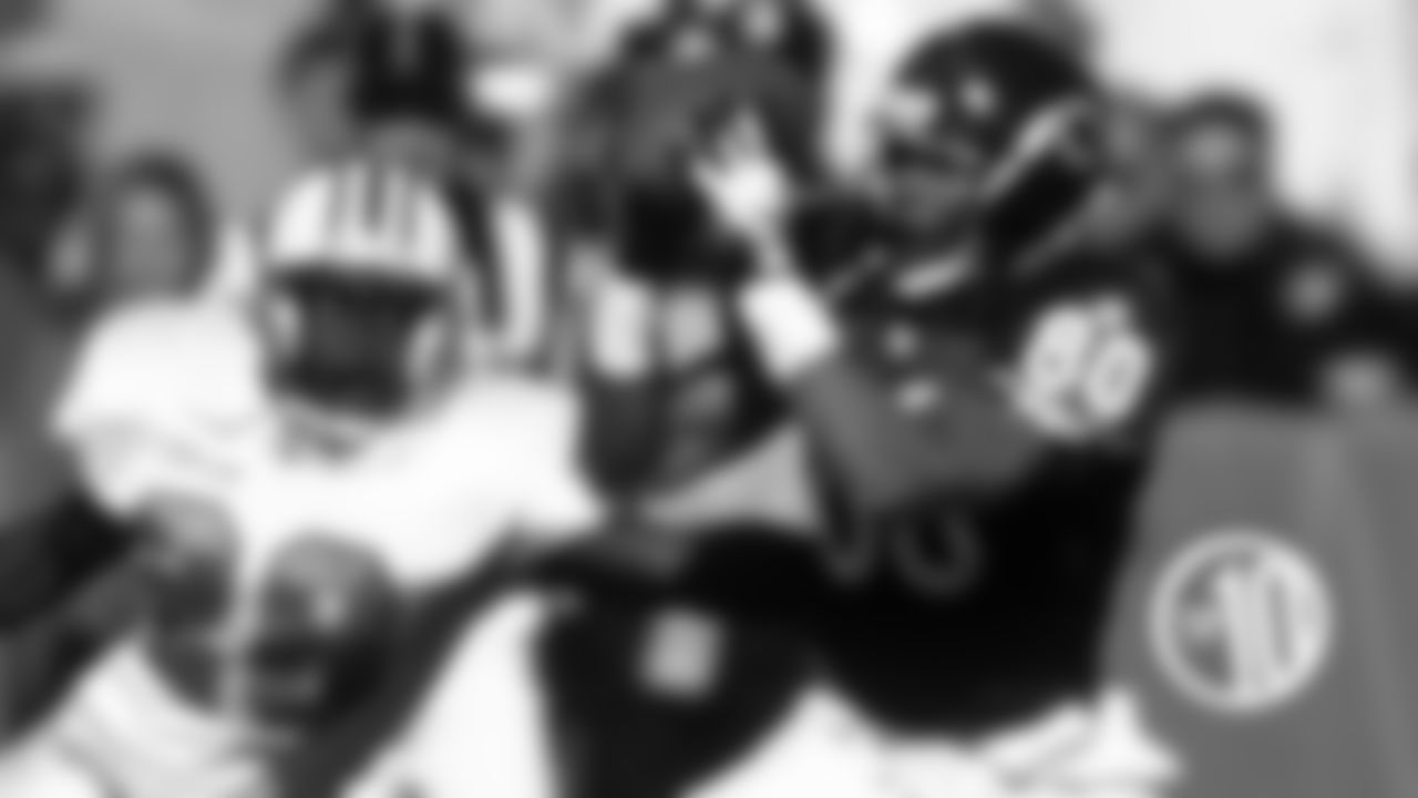 (4) Curtis Conway, receiver
Conway played seven seasons with the Bears from 1993-99 and is tied for fourth in team history with 329 receptions, ranks sixth with 4,498 receiving yards and is tied for fifth with 31 touchdown catches.
