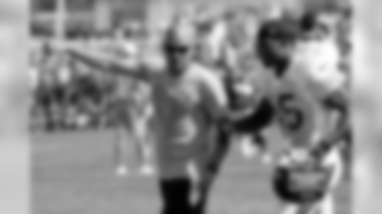 Defensive backs coach Jon Hoke motions to S Brock Vereen.