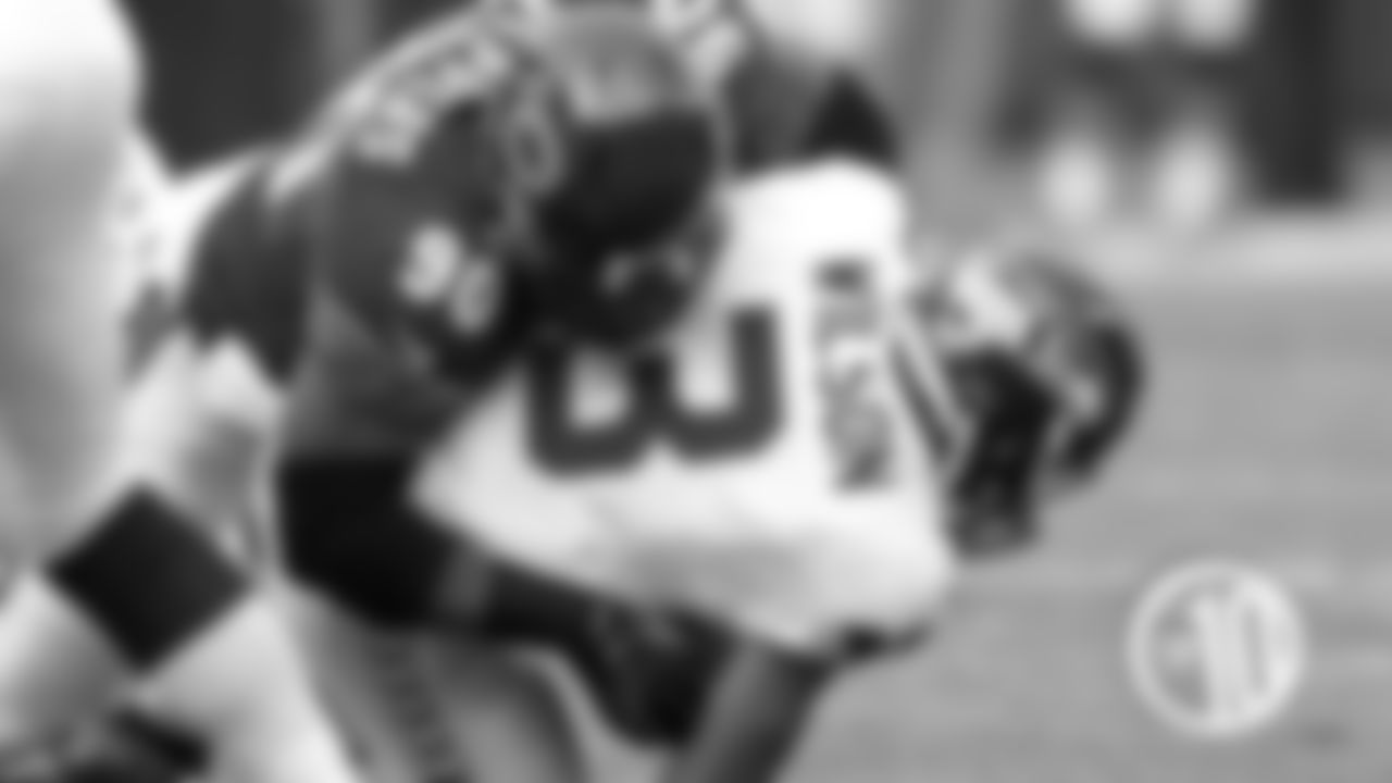(4) Julius Peppers, defensive end (2010-13)
Peppers led the Bears with 37.5 sacks in the decade and was voted to the Pro Bowl in each of his first three seasons with the team. He also recorded three interceptions, returning one for a touchdown. Peppers was named All-Pro in 2010.