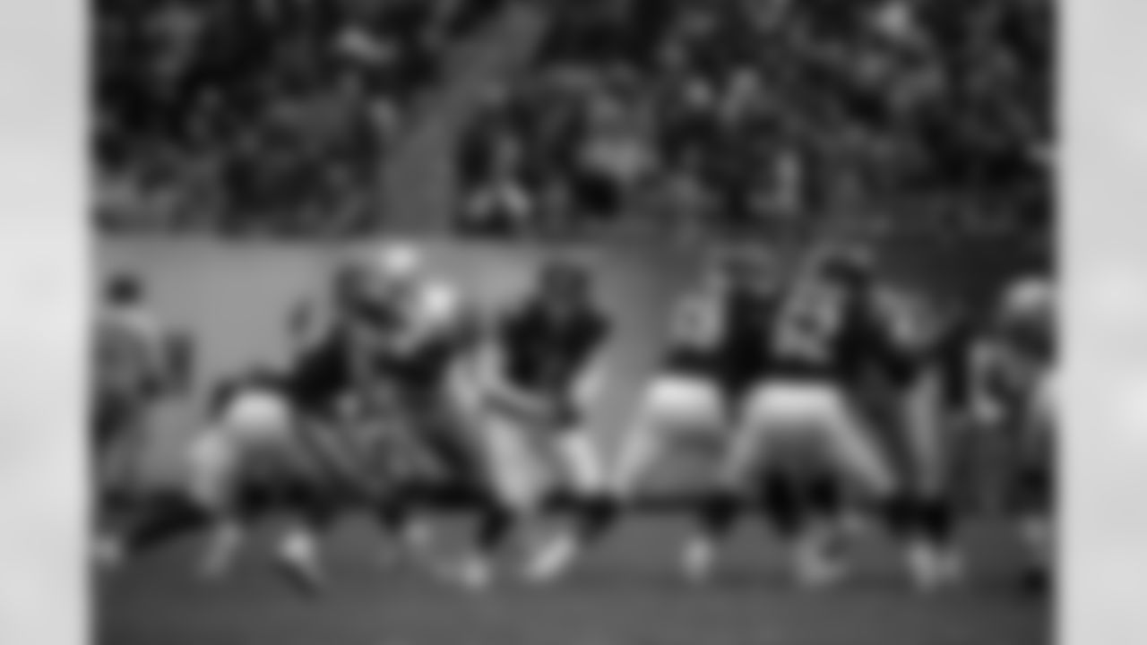 Chicago Bears quarterback Jay Cutler hands off the ball to running back Matt Forte