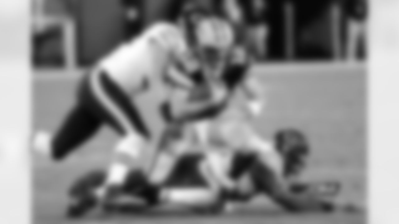 DE Shea McClellin takes down Packers QB Aaron Rodgers to force a three and out.