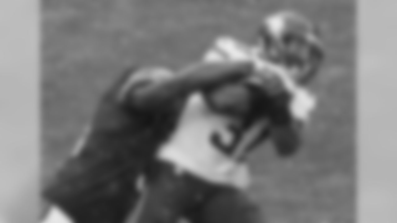 Chicago Bears DT Jeremiah Ratliff tackles Minnesota Vikings RB Jerick McKinnon.