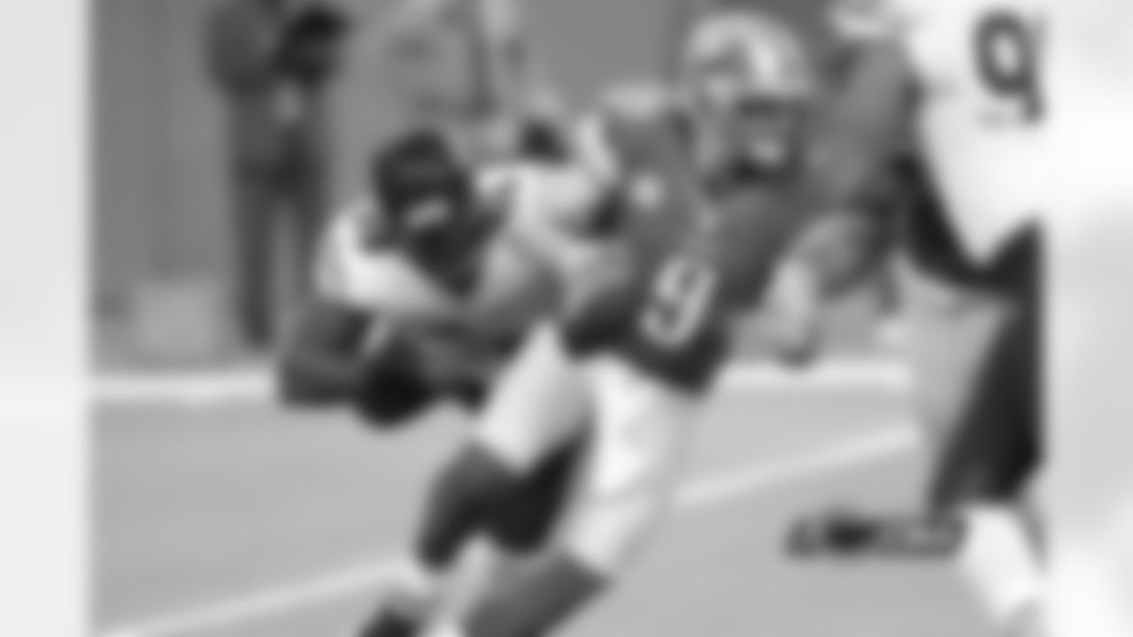 69 Henry Melton reaches out to sack Lions QB Matthew Stafford but only manages to come up with a fistful of jersey.