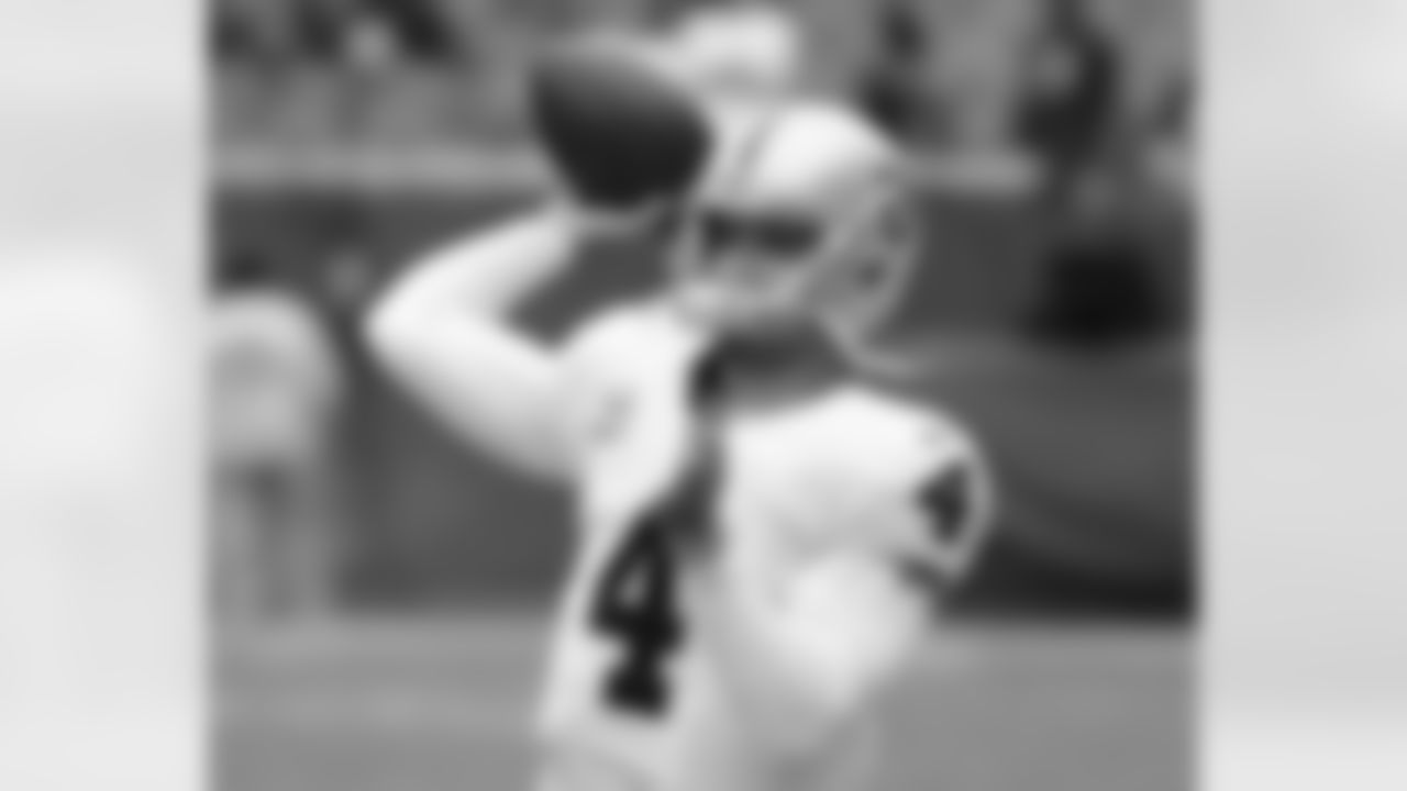 Oakland Raiders quarterback Derek Carr warms up