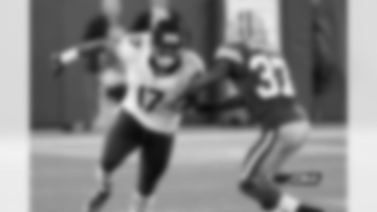 17 Alshon Jeffery battles with Packers CB Sam Shields for positioning on the play.