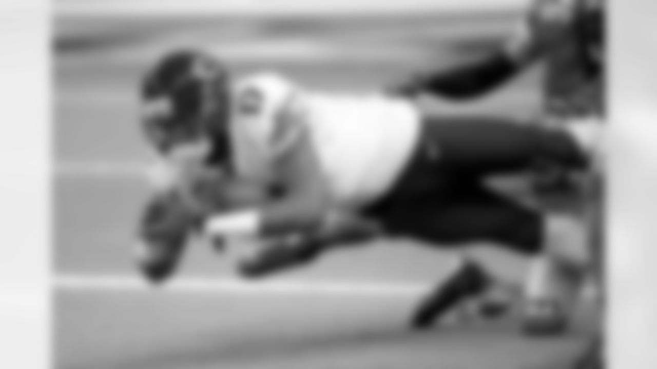 17 Alshon Jeffery makes a diving catch to hang onto a short pass from Bears QB Jay Cutler.